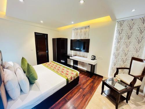Hotel Aura IP Grand Karkardooma New Delhi