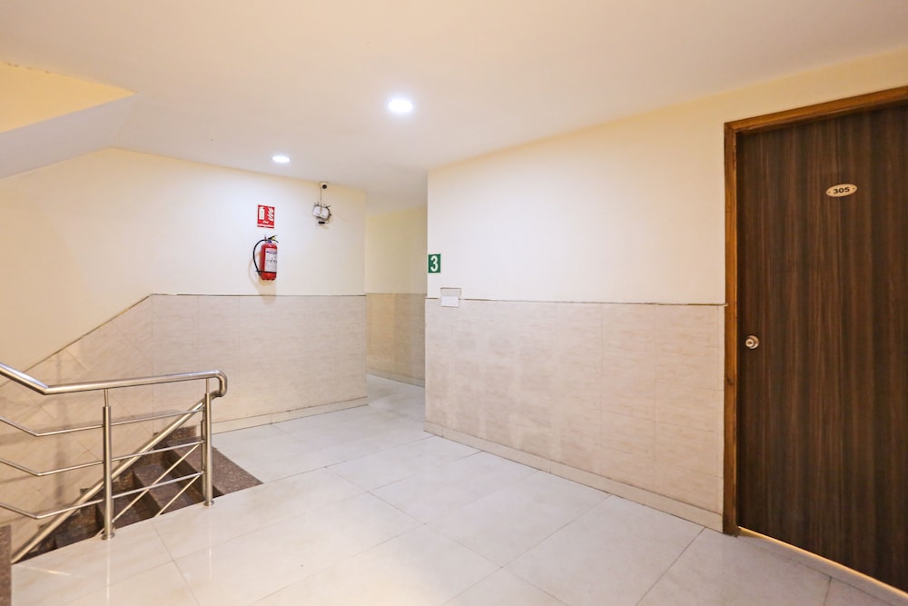 Hotel Paras Delhi Airport