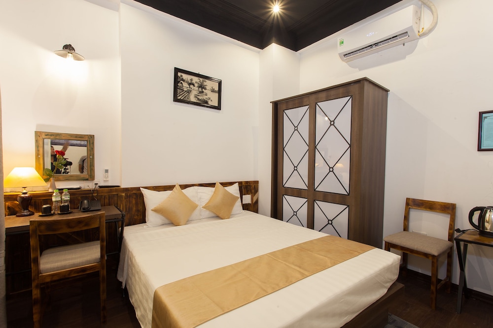 Luxury Backpackers