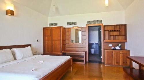 Le Pondy Beach and Lake Resort