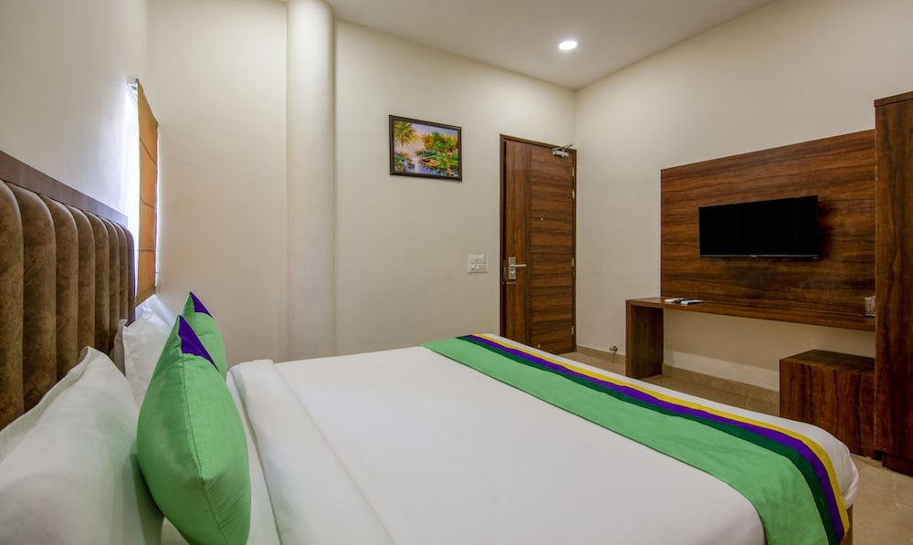 Hotel Diamond Creek ,Near Railway Station