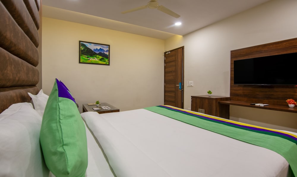 Hotel Diamond Creek ,Near Railway Station