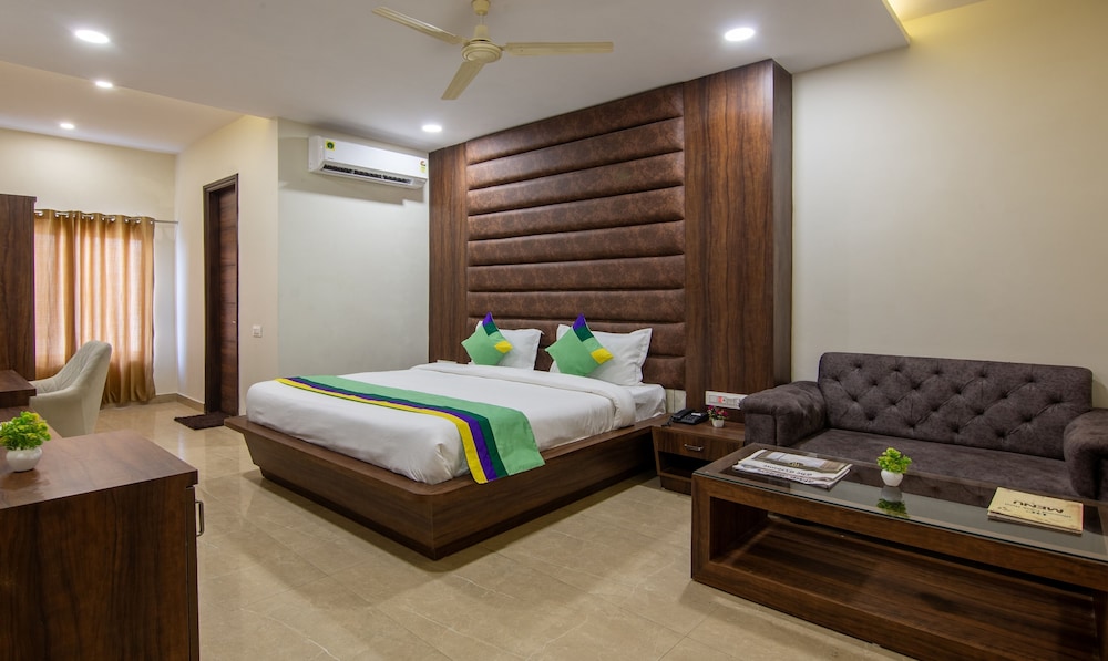 Hotel Diamond Creek ,Near Railway Station