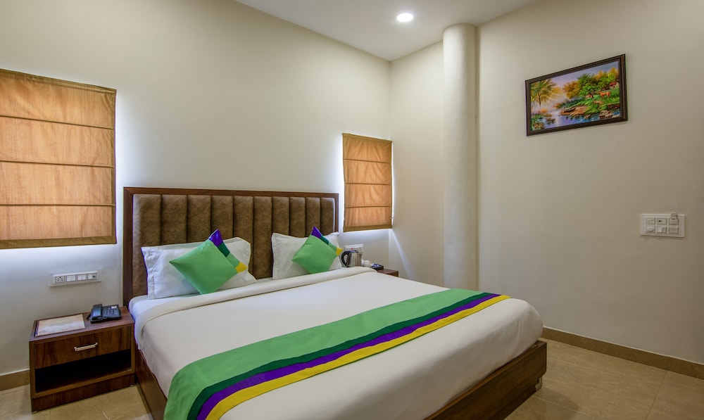 Hotel Diamond Creek ,Near Railway Station