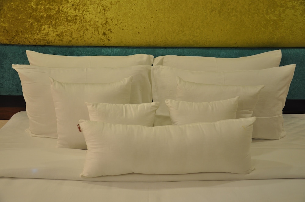 La Woods Hotel - Close to LIC Building