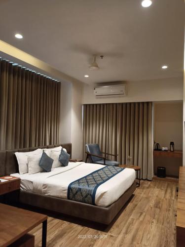 Pinnacle Grand Hotel