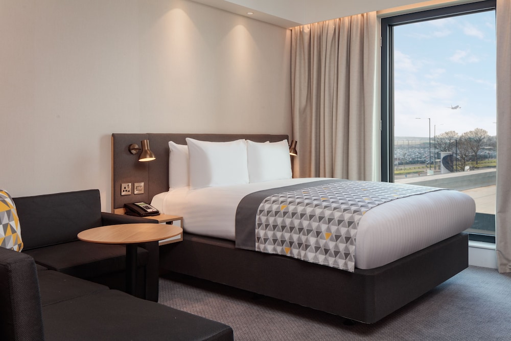 Holiday Inn London Heathrow - Bath Road by IHG
