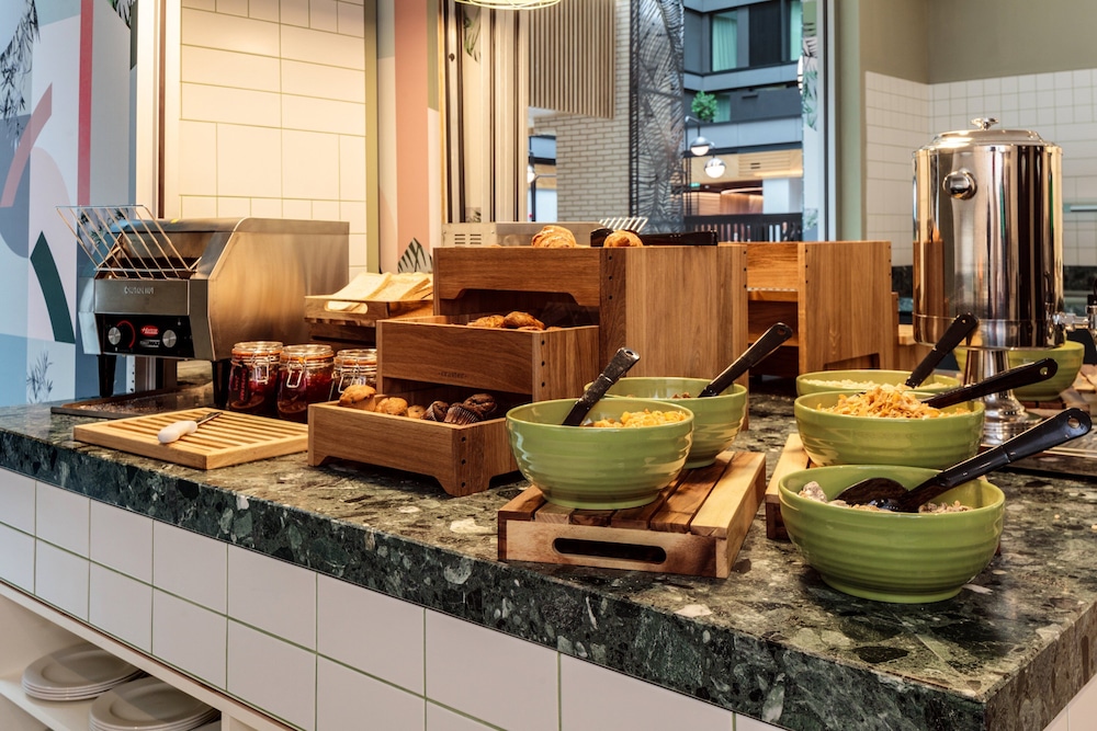Holiday Inn London Heathrow - Bath Road by IHG