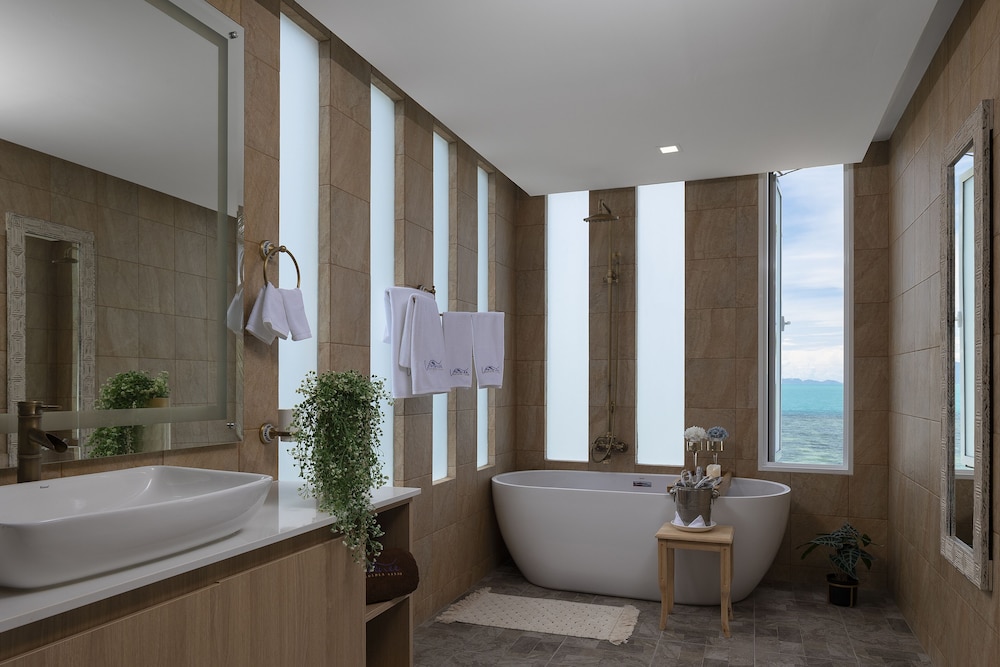 Vannee Golden Sands Beachfront Resort