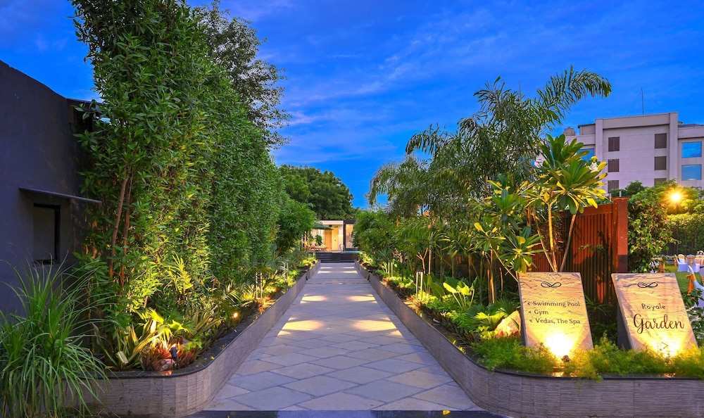 Royale Sarovar Portico Agra