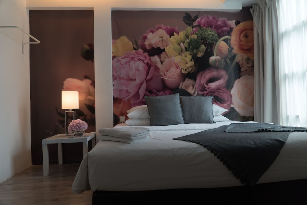 V Garden Hotel