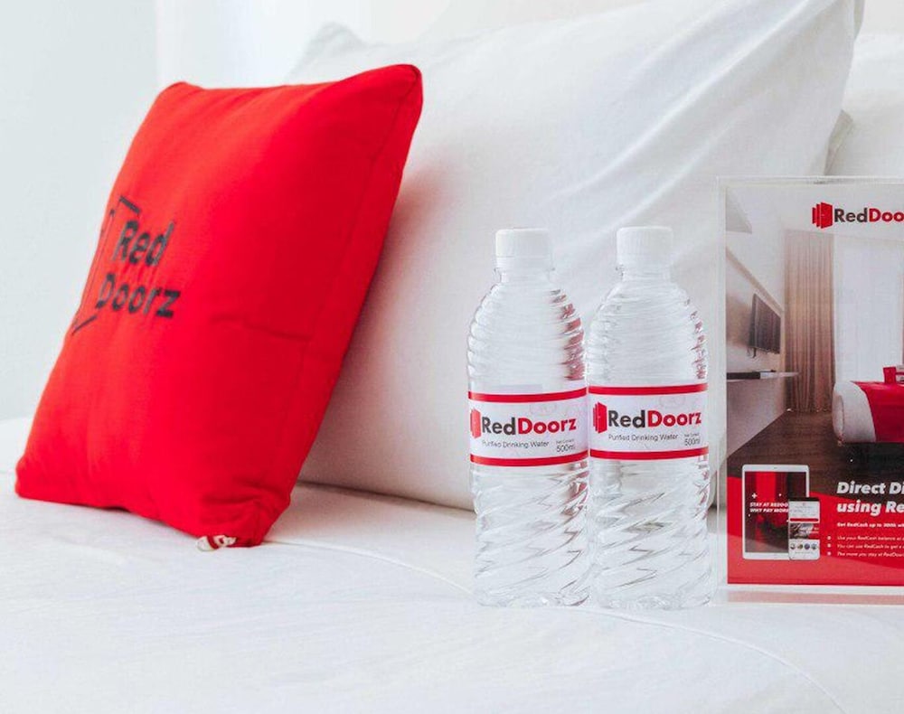 RedDoorz Plus near Johnson and Johnson Paranaque