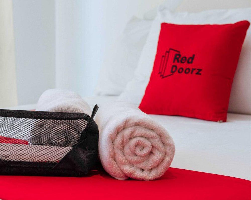 RedDoorz Plus near Johnson and Johnson Paranaque