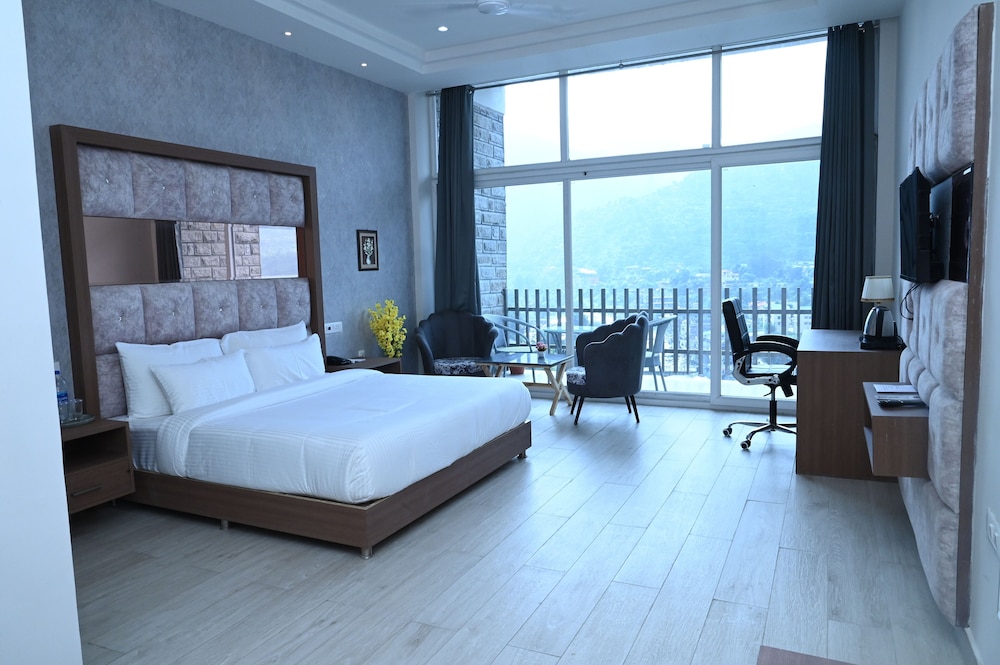 SPT Clarks Inn Suites Mandi
