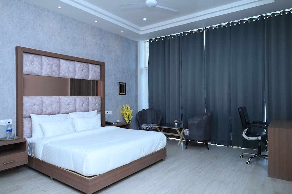 SPT Clarks Inn Suites Mandi