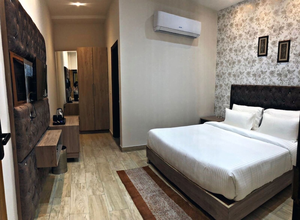 SPT Clarks Inn Suites Mandi