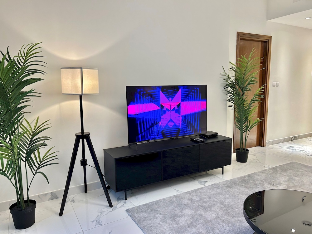Stunning 1Bedroom with balcony in Al Habtoor city 
