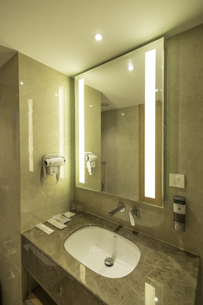Golden Tulip Bhopal