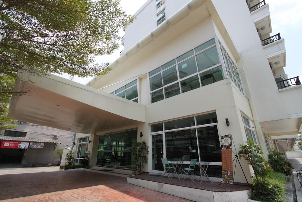 The Royal Bee Apart Hotel