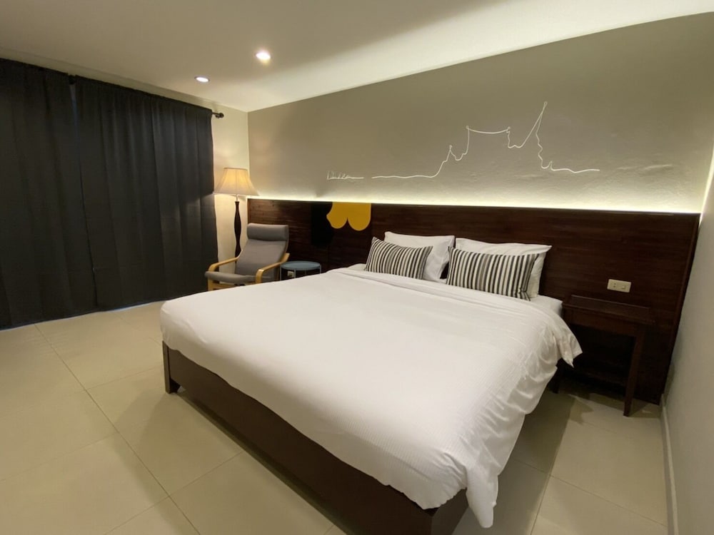 The Royal Bee Apart Hotel