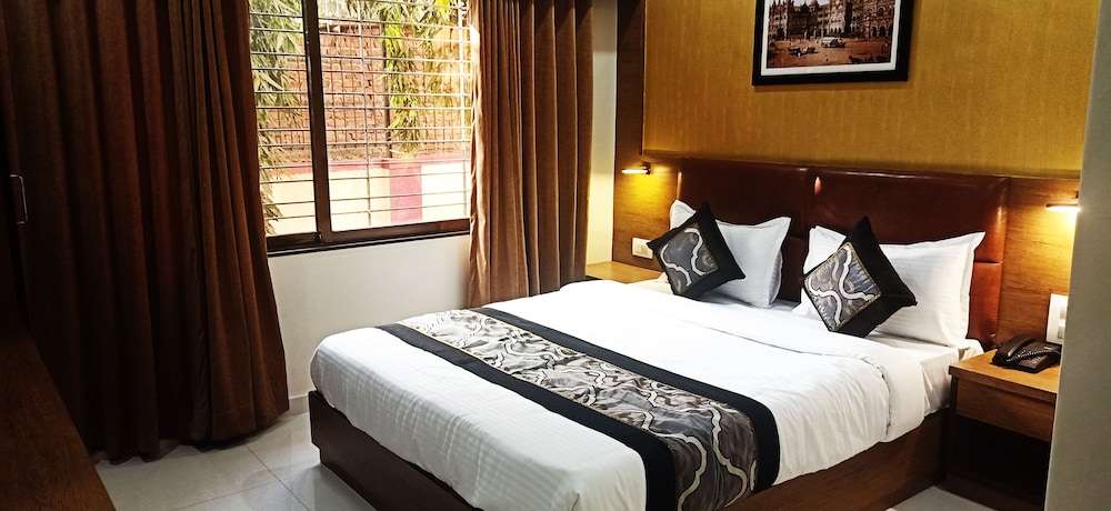Hotel Crystal Luxury INN