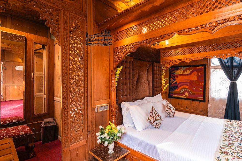 New Jacquline Heritage Houseboats