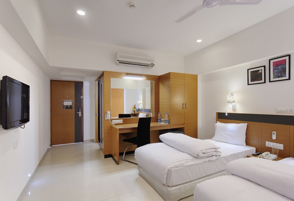 Hi 5 Hotel And Experience