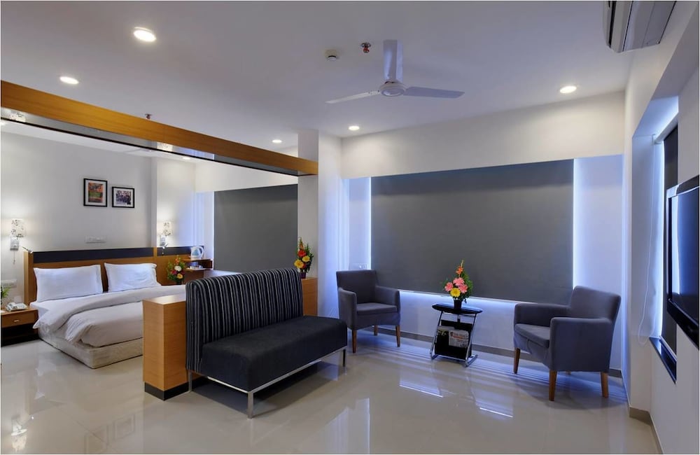 Hi 5 Hotel And Experience