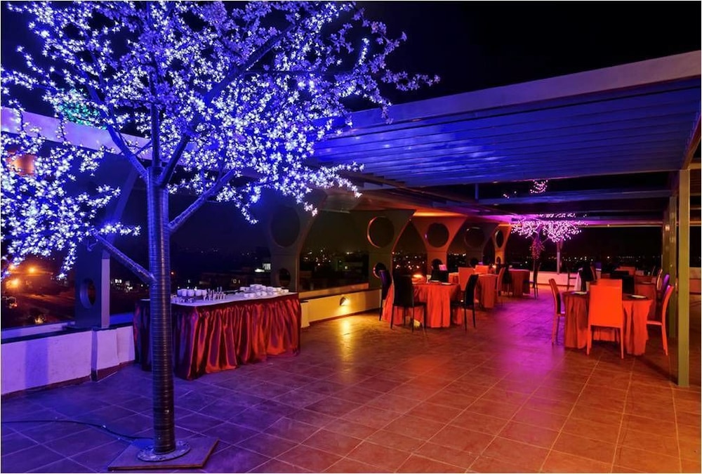 Hi 5 Hotel And Experience