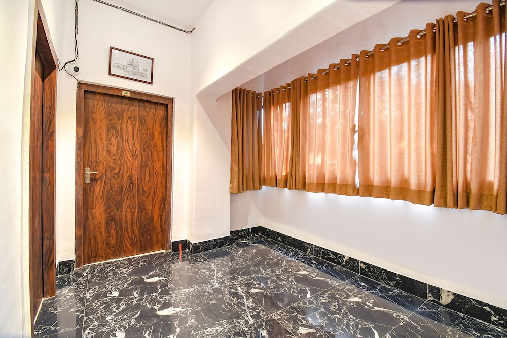 OYO Flagship 27998 Golden Inn Near M.P. Birla Planetarium