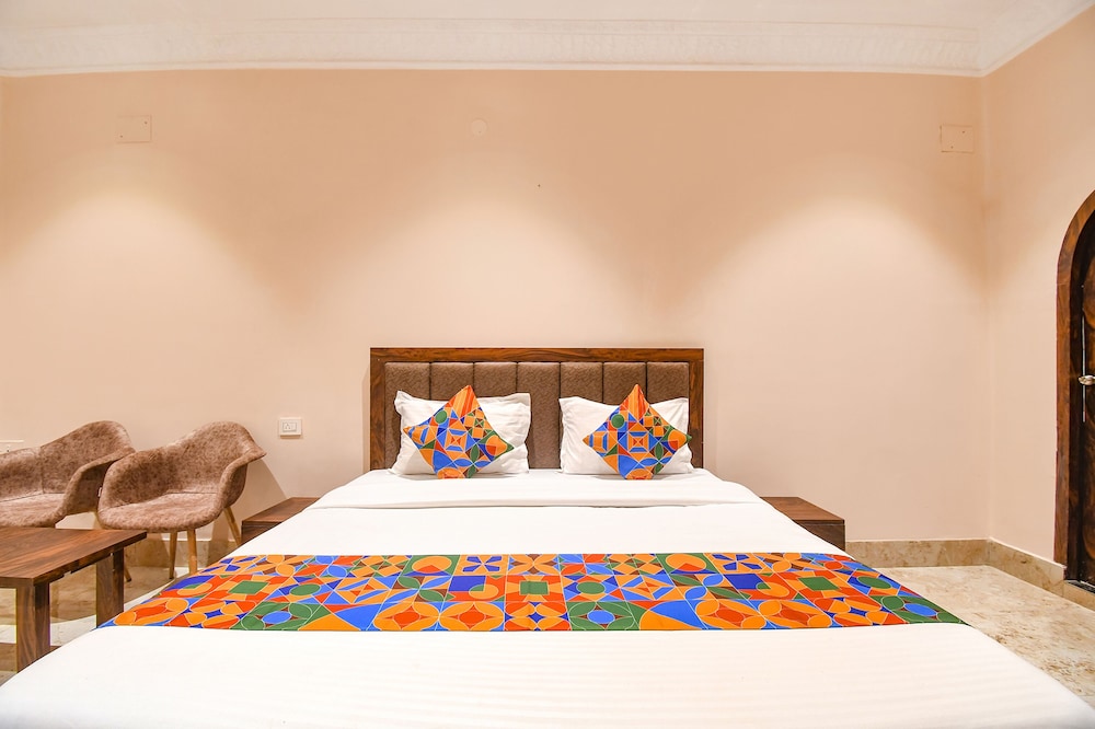 OYO Flagship 27998 Golden Inn Near M.P. Birla Planetarium