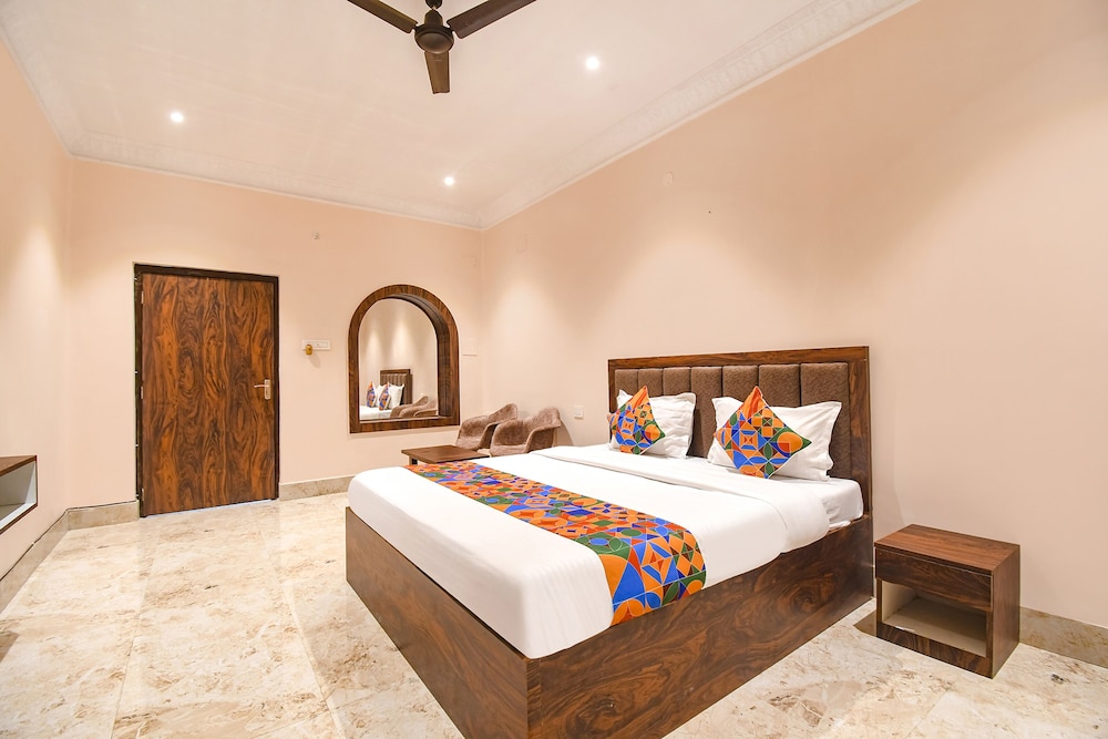 OYO Flagship 27998 Golden Inn Near M.P. Birla Planetarium