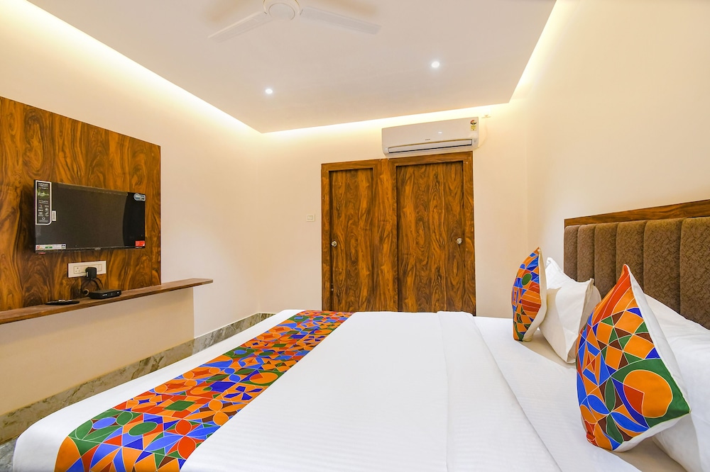 OYO Flagship 27998 Golden Inn Near M.P. Birla Planetarium