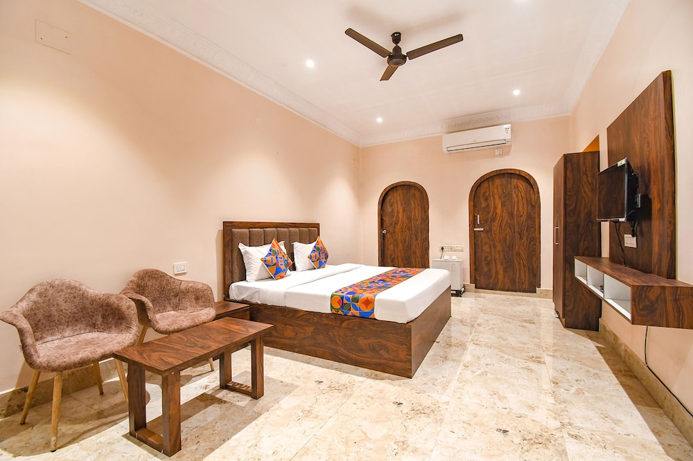 OYO Flagship 27998 Golden Inn Near M.P. Birla Planetarium