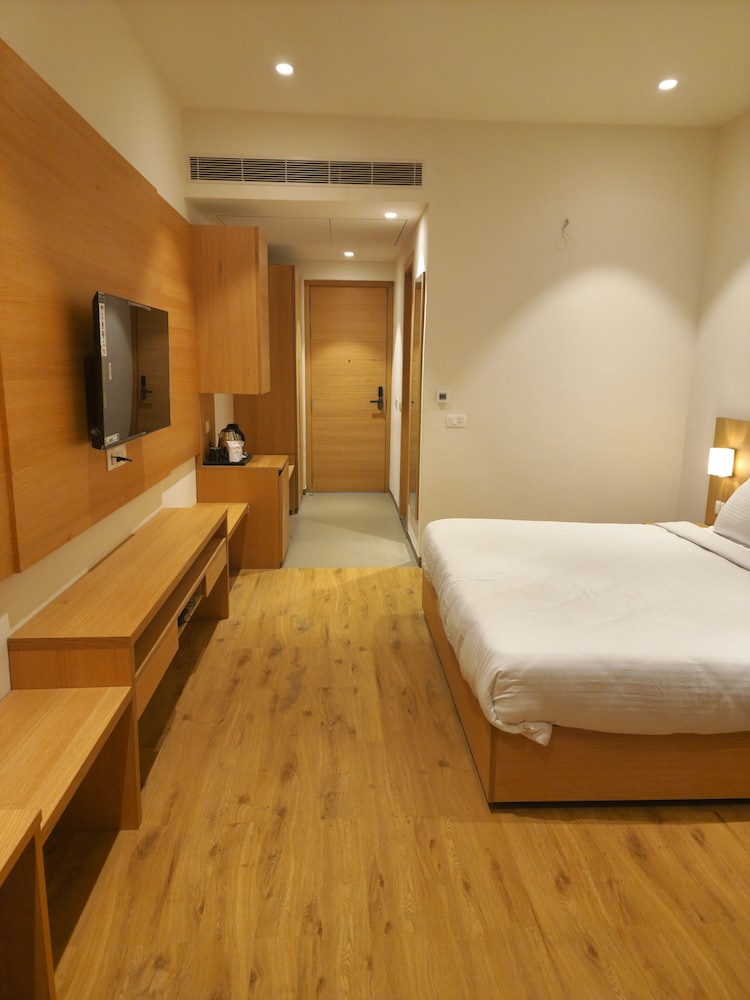 OYO 10323 Hotel Gorbandh