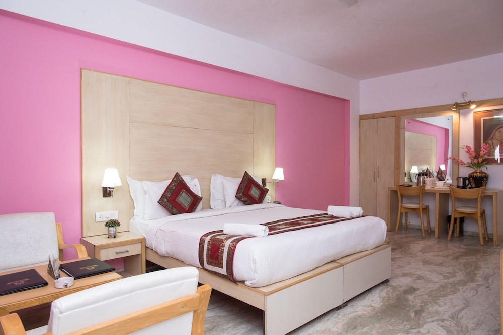 OYO 10323 Hotel Gorbandh