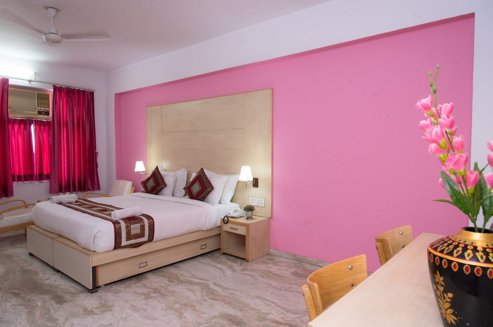 OYO 10323 Hotel Gorbandh
