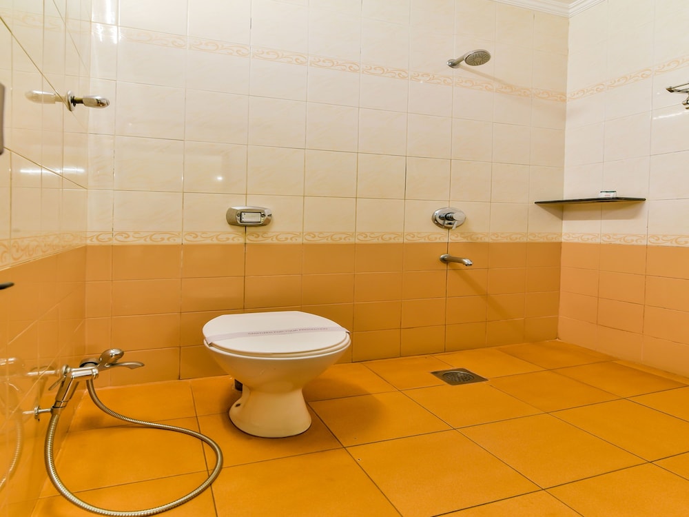 OYO 14930 Gomati Business Hotel