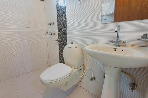 OYO 37373 Hotel Sapphire