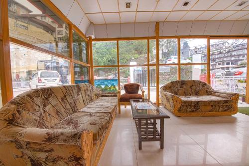 OYO 37373 Hotel Sapphire