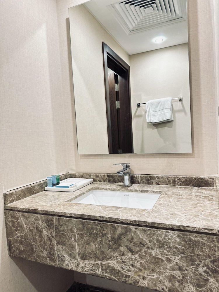 Violet Al Azizia Hotel