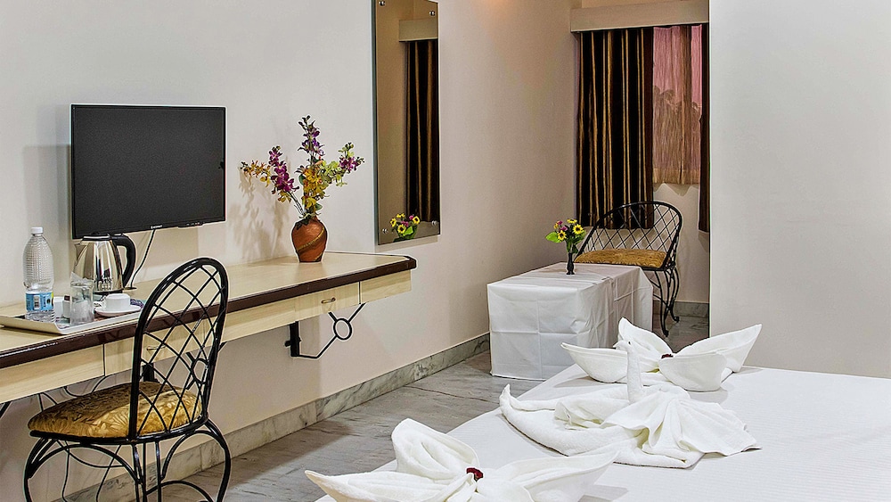  Royal Airavatha Residency Hotel
