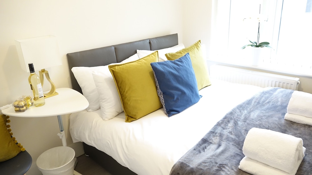 London Heathrow Airport Rooms H.C by C&P