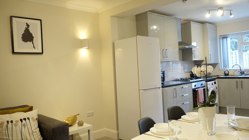 London Heathrow Airport Rooms H.C by C&P