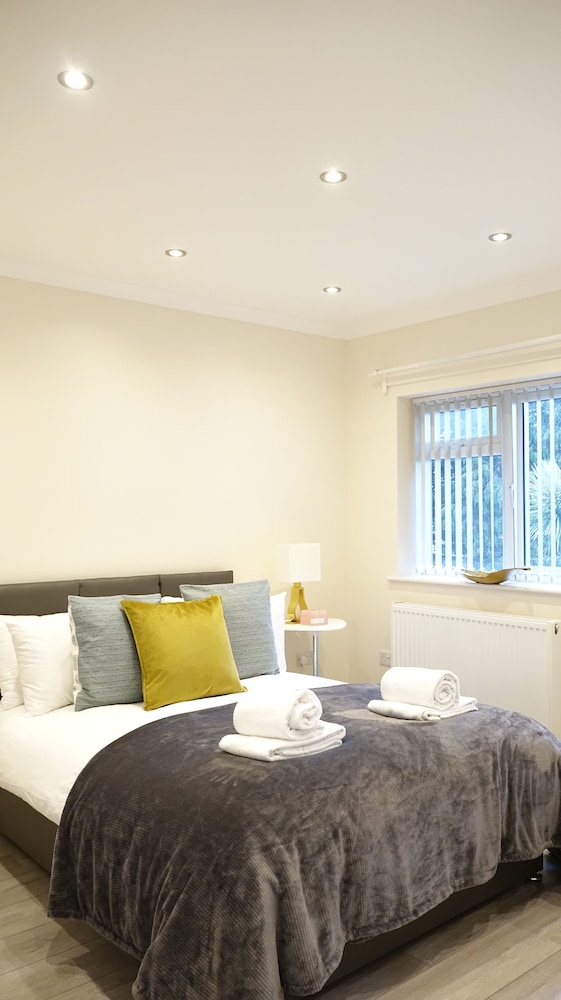 London Heathrow Airport Rooms H.C by C&P