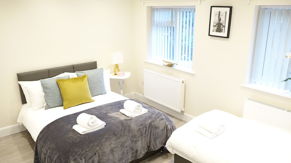 London Heathrow Airport Rooms H.C by C&P