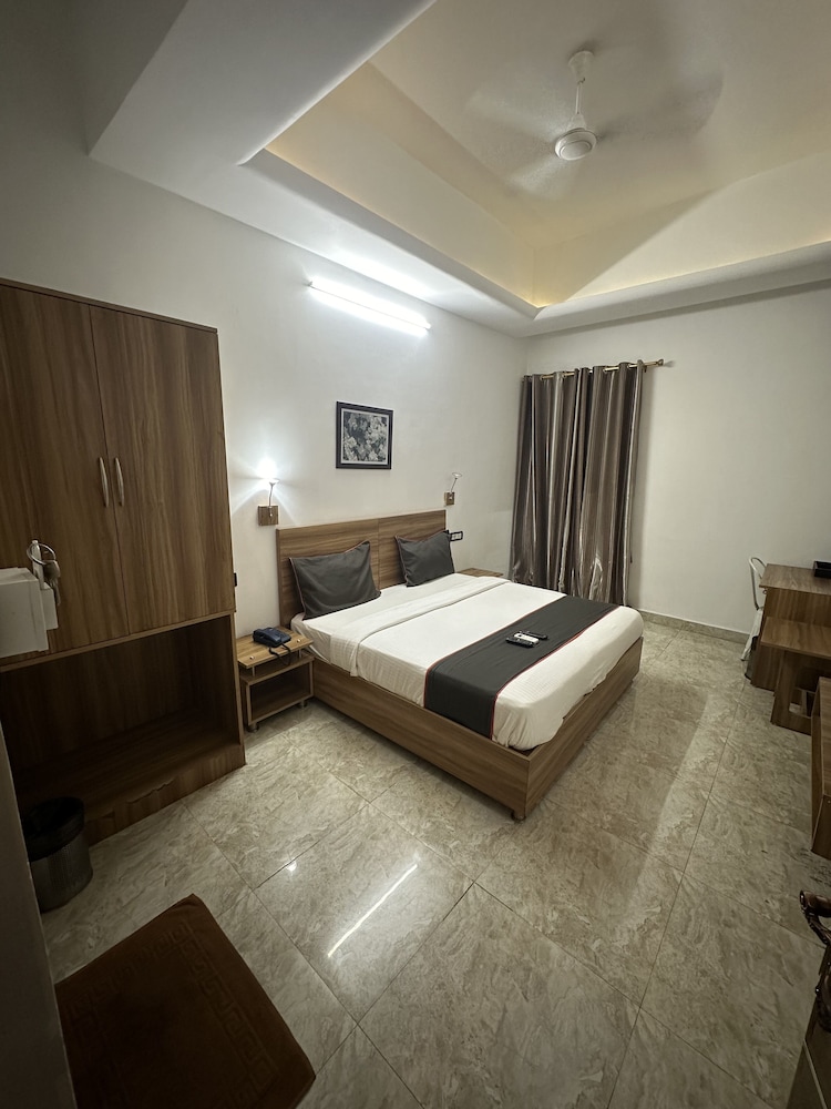 GULNAAR INN (Near Apollo Hospital)