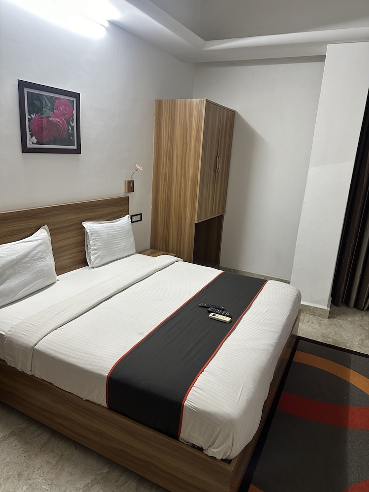 GULNAAR INN (Near Apollo Hospital)