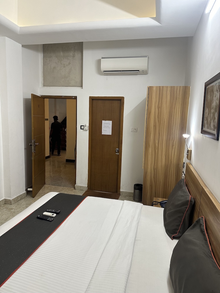 GULNAAR INN (Near Apollo Hospital)