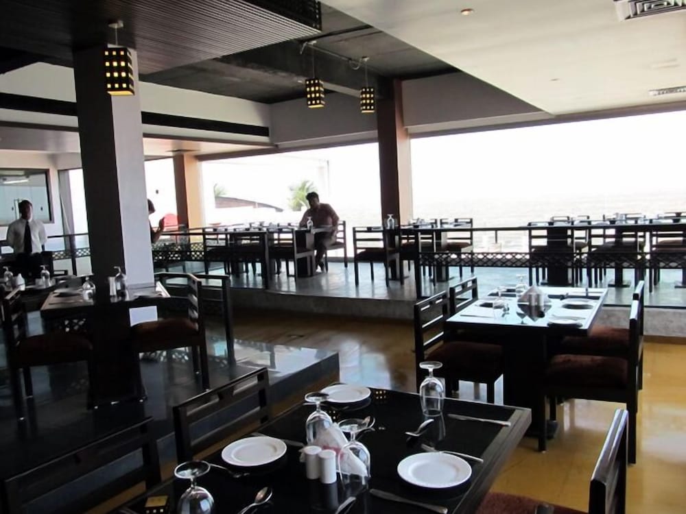 Hotel Sea Rock Inn - Managed by ODON Hospitality